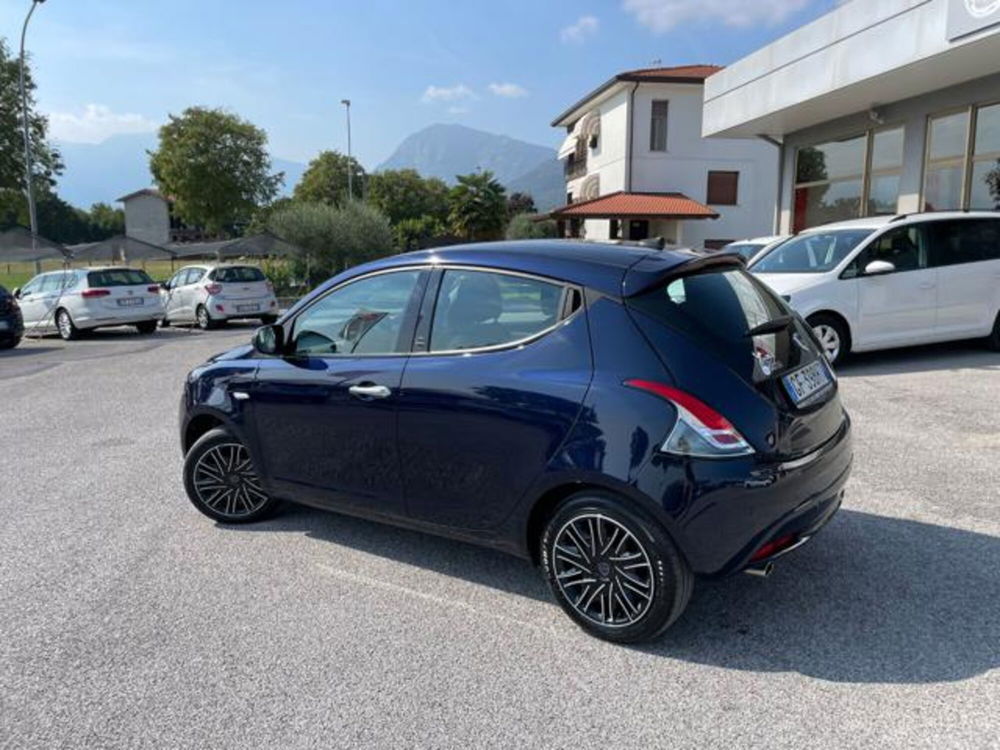 Lancia Ypsilon 1.0 FireFly 5 porte S&S Hybrid Ecochic Silver  del 2021 usata a Maniago (3)