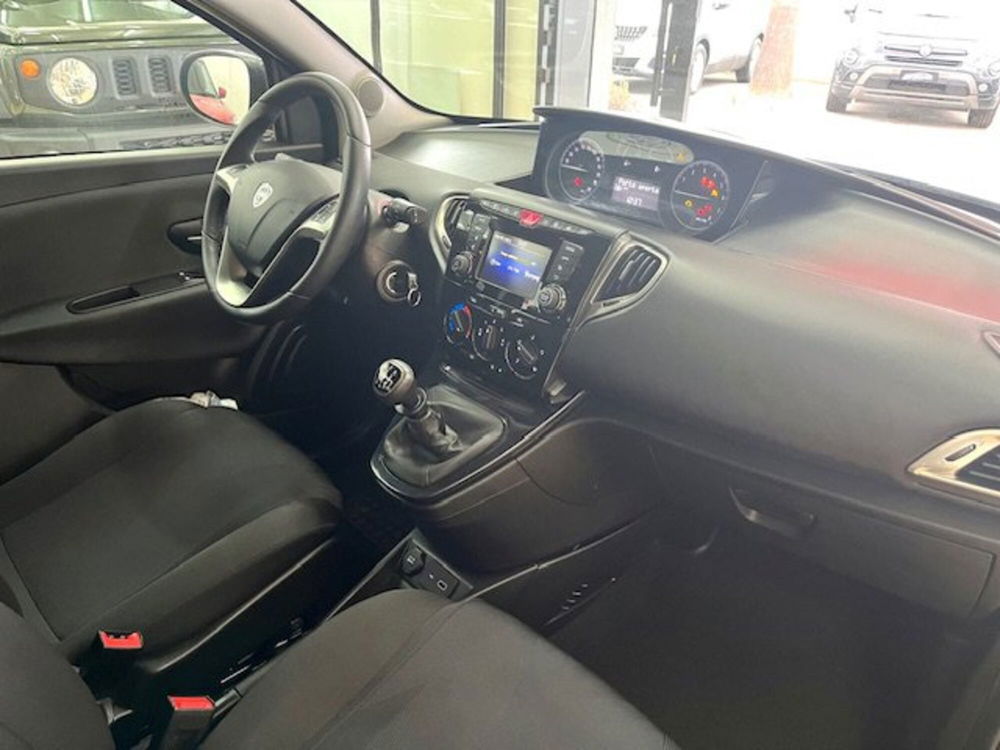 Lancia Ypsilon usata a Bari (14)