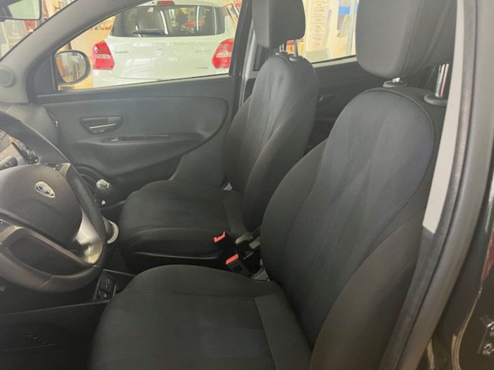 Lancia Ypsilon usata a Bari (6)