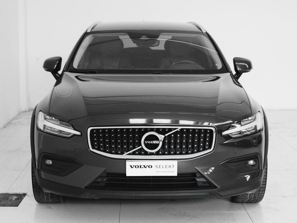 Volvo V60 Cross Country D4 AWD Geartronic Pro del 2020 usata a Prato (2)