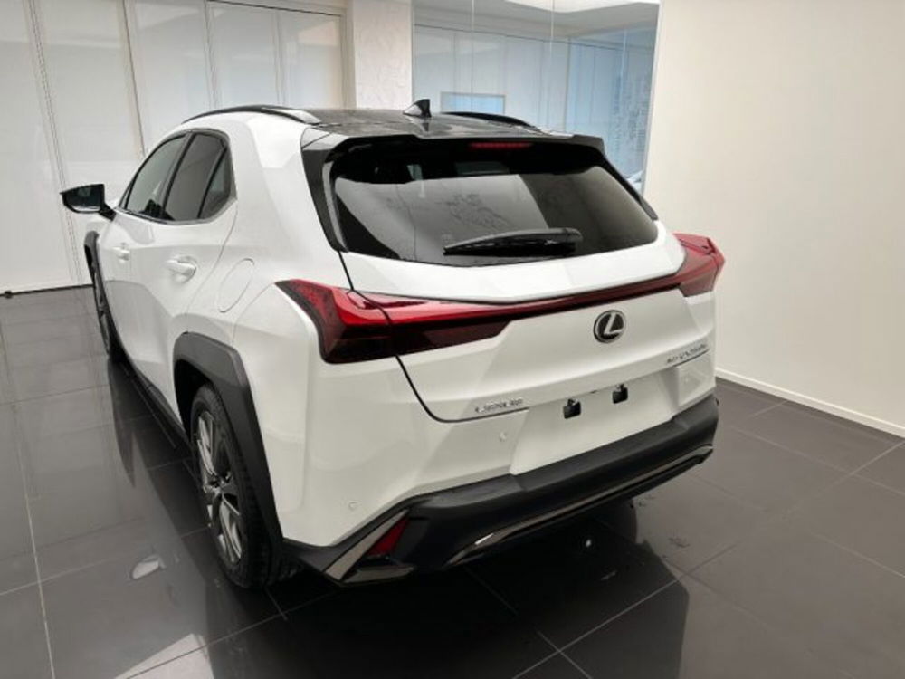 Lexus UX Hybrid 4WD Design nuova a Cuneo (4)