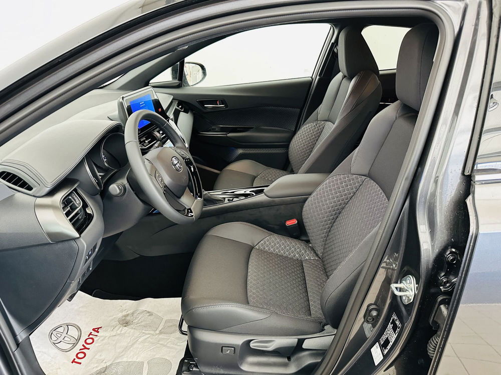 Toyota Toyota C-HR nuova a Ragusa (6)