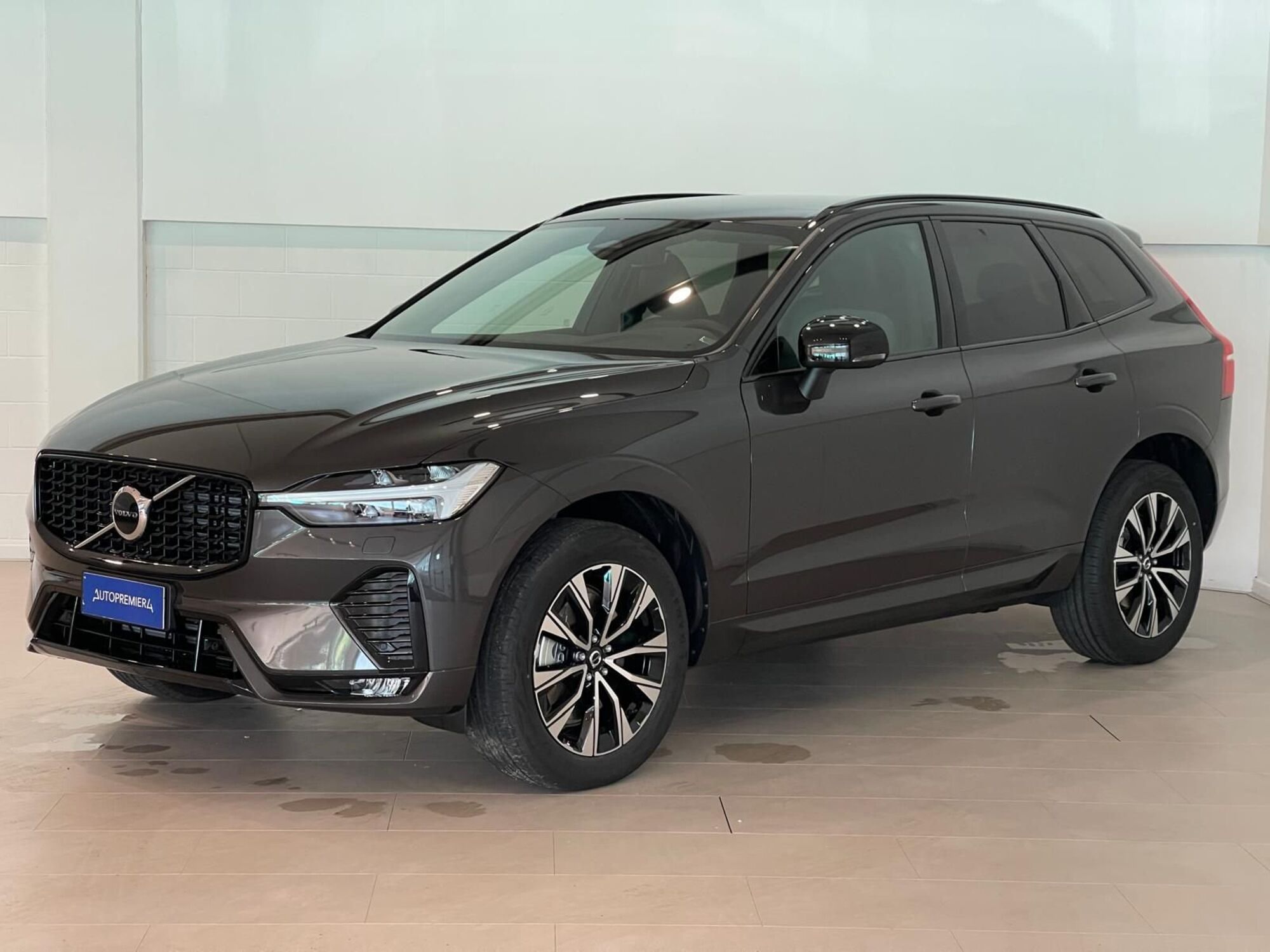 Volvo XC60 B4 (d) AWD automatico Plus Dark nuova a Como