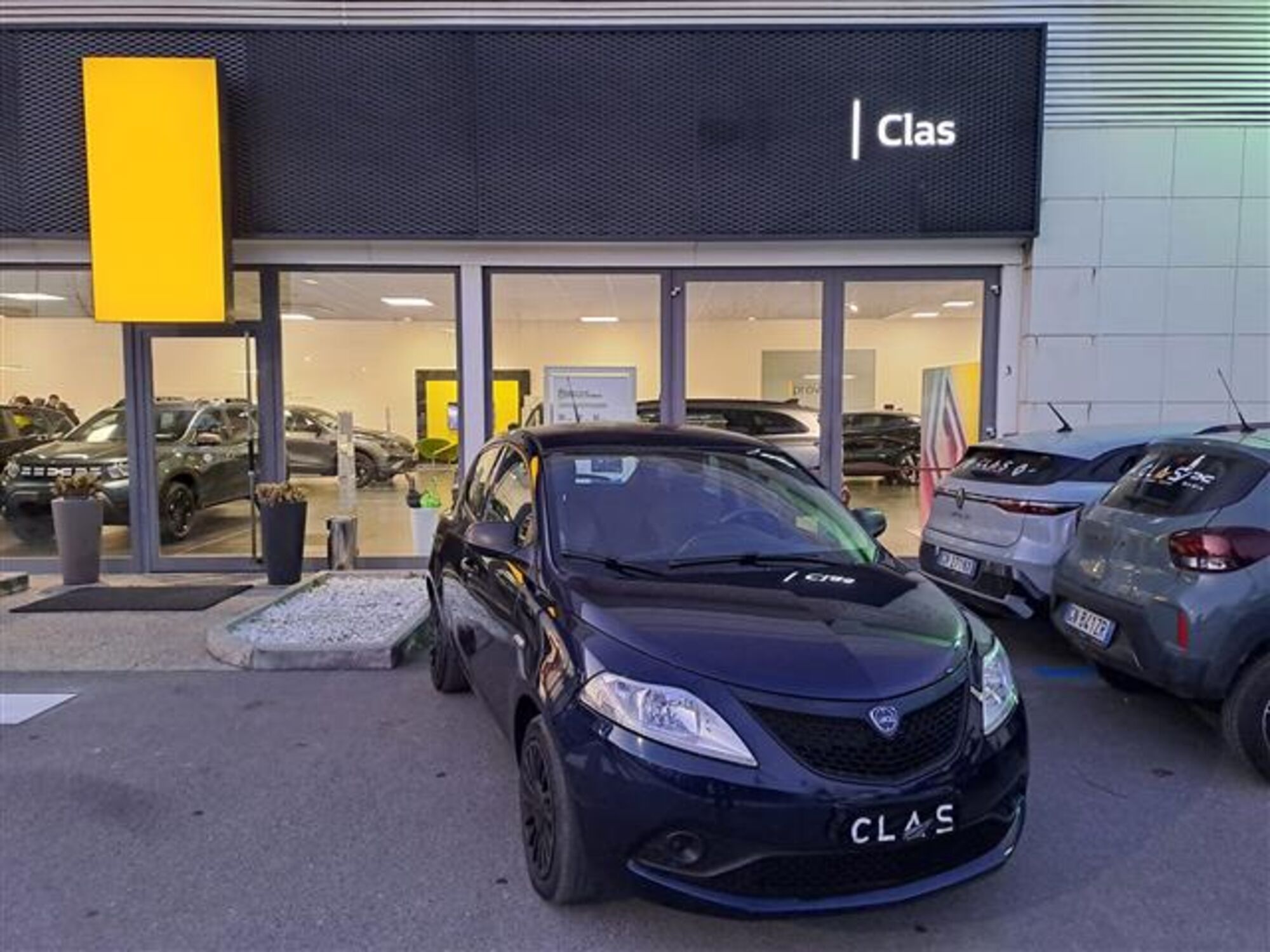 Lancia Ypsilon 1.2 69 CV 5 porte Silver  del 2018 usata a Livorno