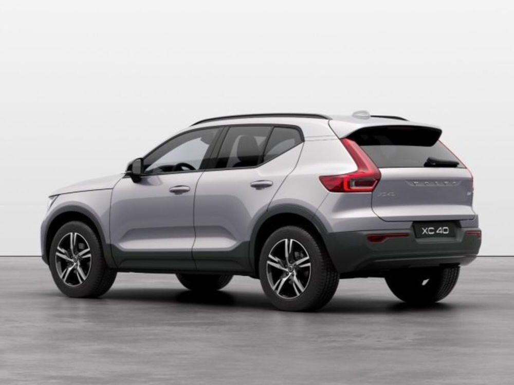 Volvo XC40 B3 automatico Essential  nuova a Modena (4)