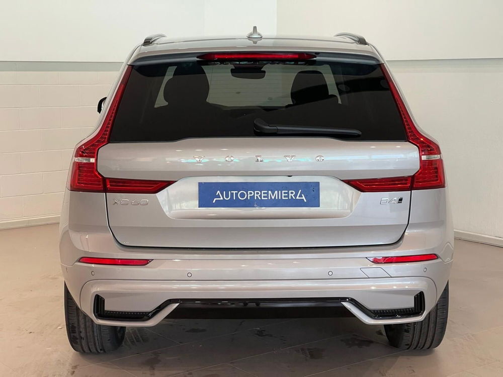 Volvo XC60 B4 (d) AWD automatico Plus Dark nuova a Como (5)