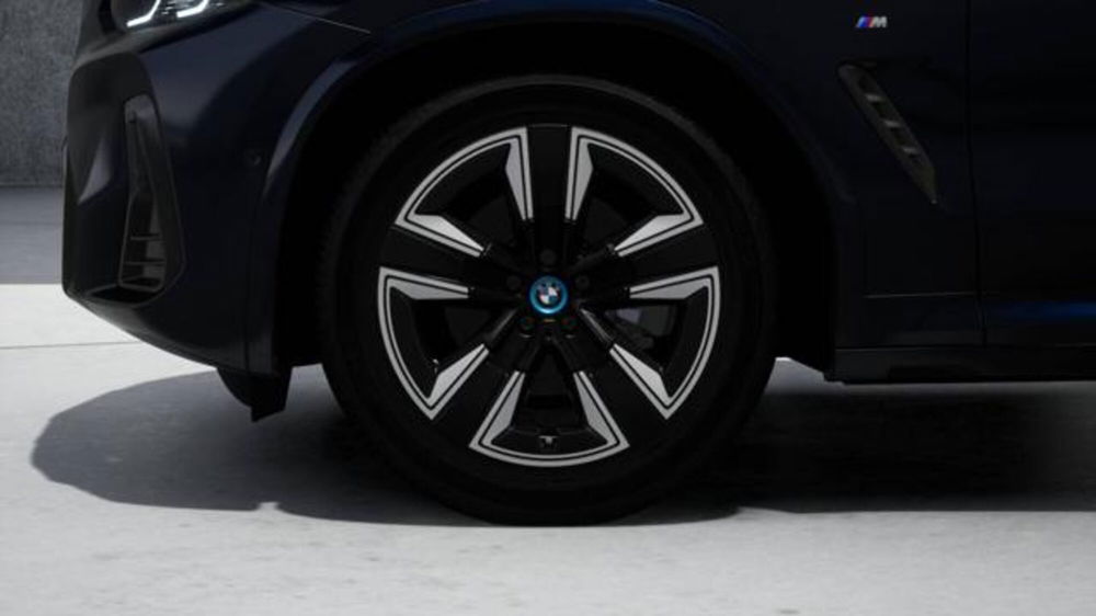 BMW iX3 nuova a Modena (8)