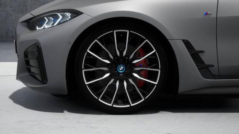 BMW i4 nuova a Modena (8)