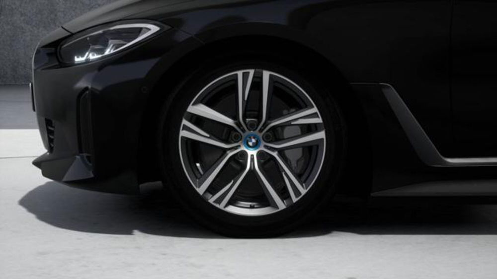 BMW i4 nuova a Modena (8)