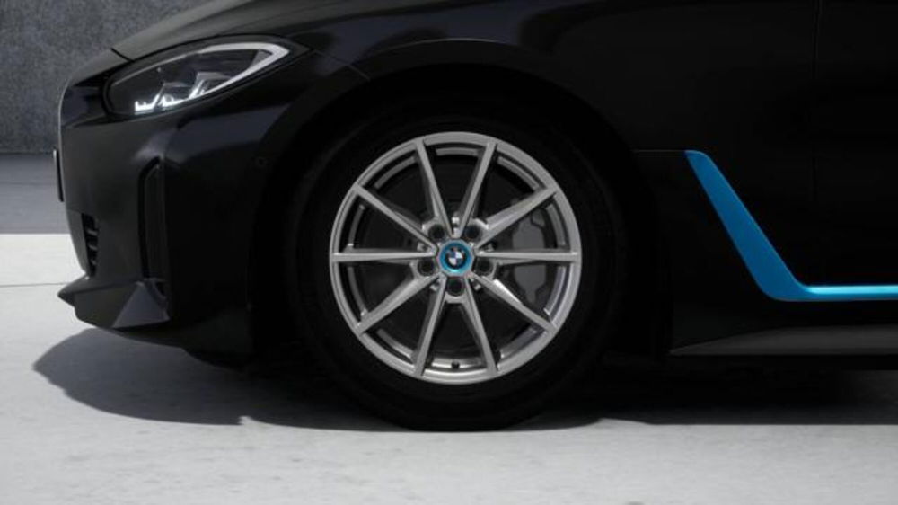 BMW i4 nuova a Modena (8)