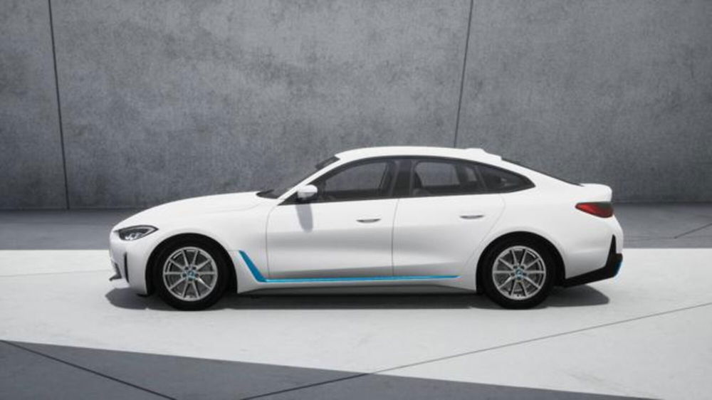 BMW i4 nuova a Modena (4)