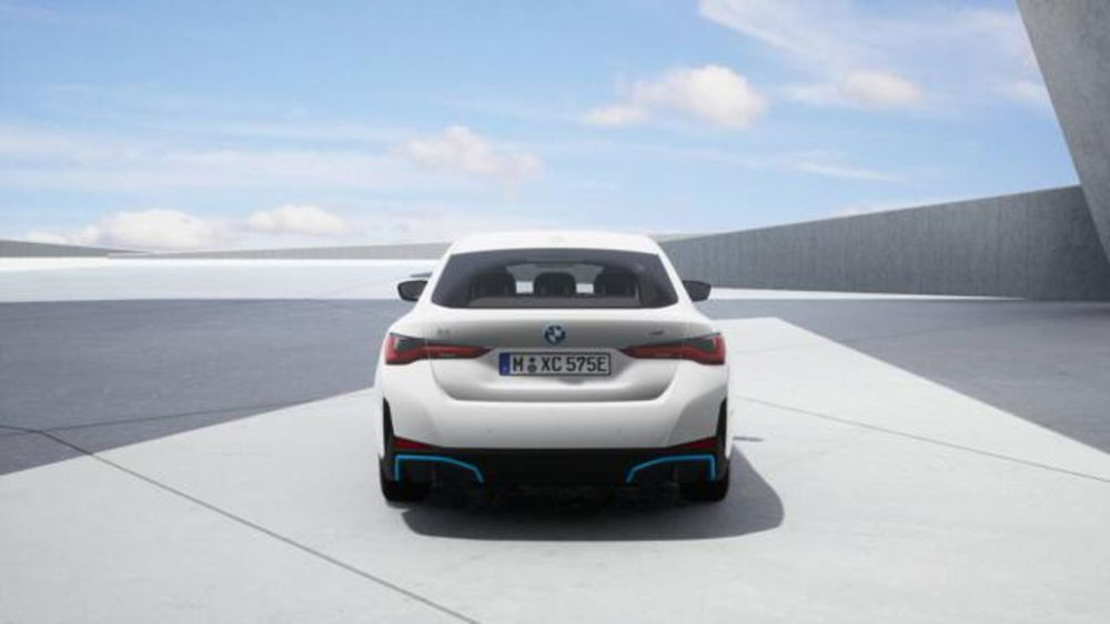 BMW i4 nuova a Modena (5)