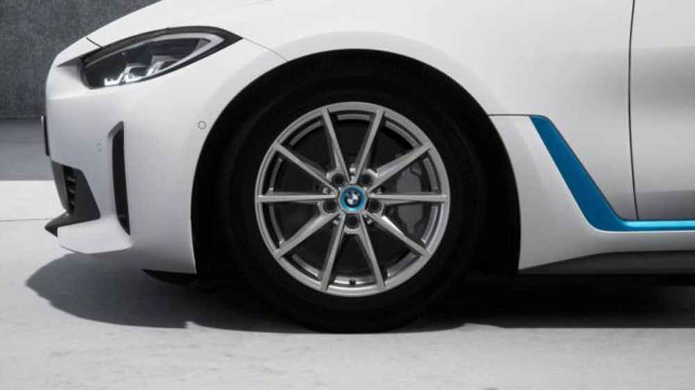 BMW i4 nuova a Modena (8)