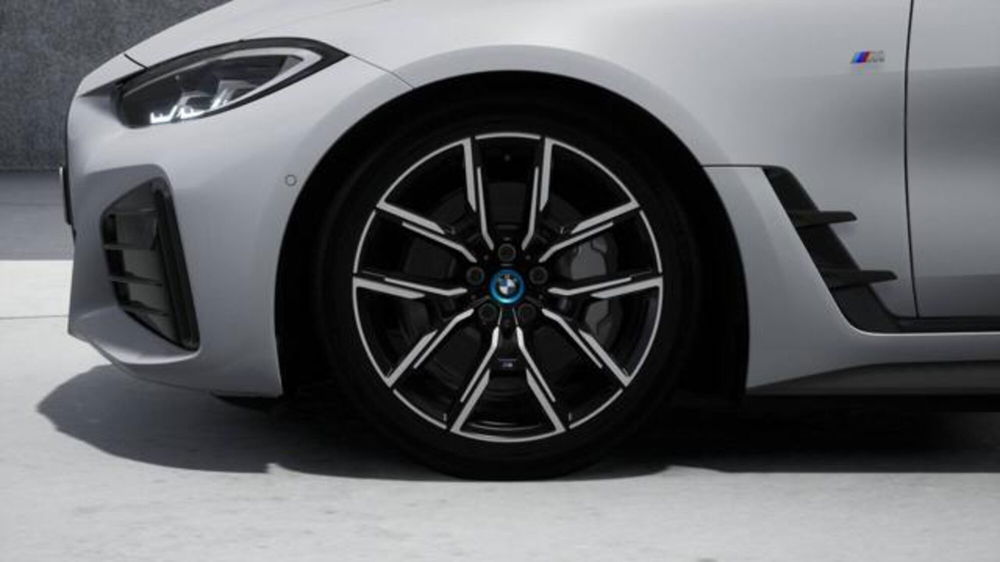 BMW i4 nuova a Modena (8)