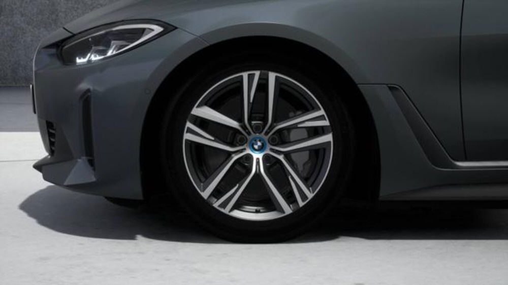 BMW i4 nuova a Modena (8)