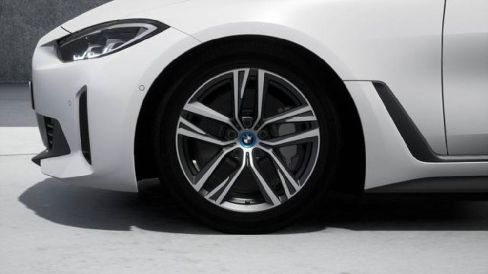 BMW i4 nuova a Modena (8)