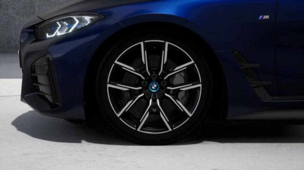 BMW i4 nuova a Modena (8)