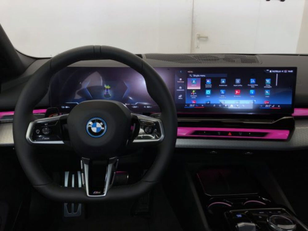 BMW i5 Touring nuova a Modena (8)