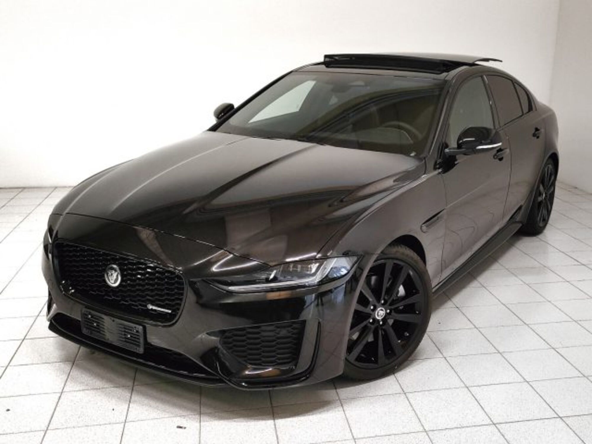 Jaguar XE 2.0 D 204 CV aut. R-Dynamic S  nuova a Novara