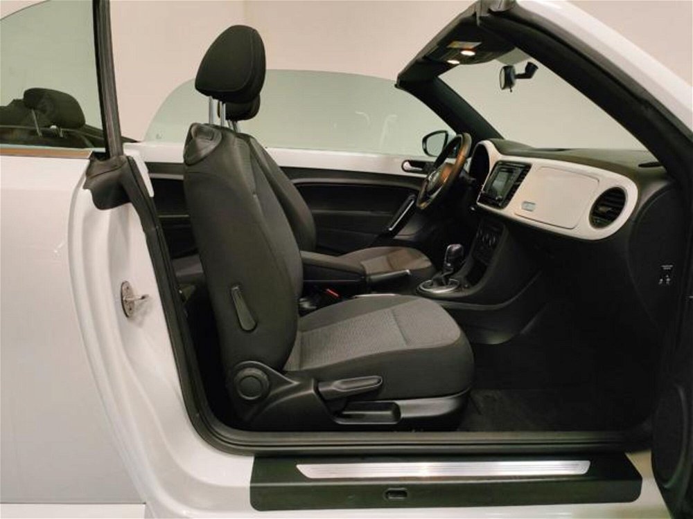 Volkswagen Maggiolino Cabrio 2.0 TDI DSG Design BlueMotion Technology  del 2016 usata a Novara (3)