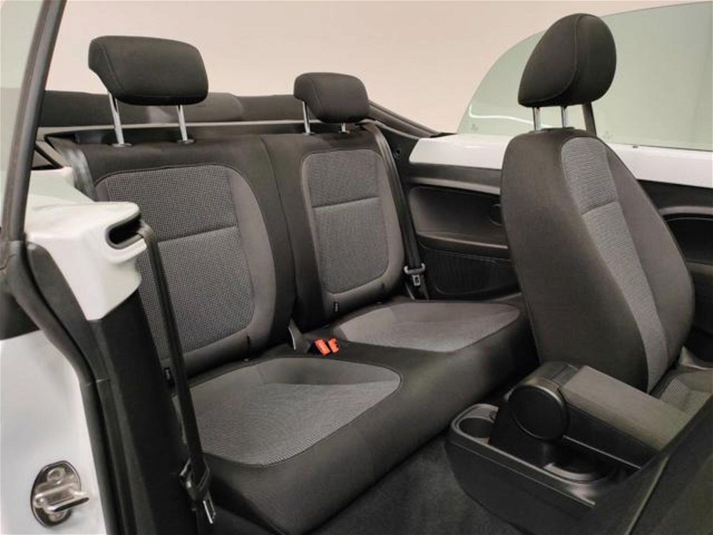 Volkswagen Maggiolino Cabrio 2.0 TDI Design BlueMotion Technology  del 2016 usata a Novara (5)