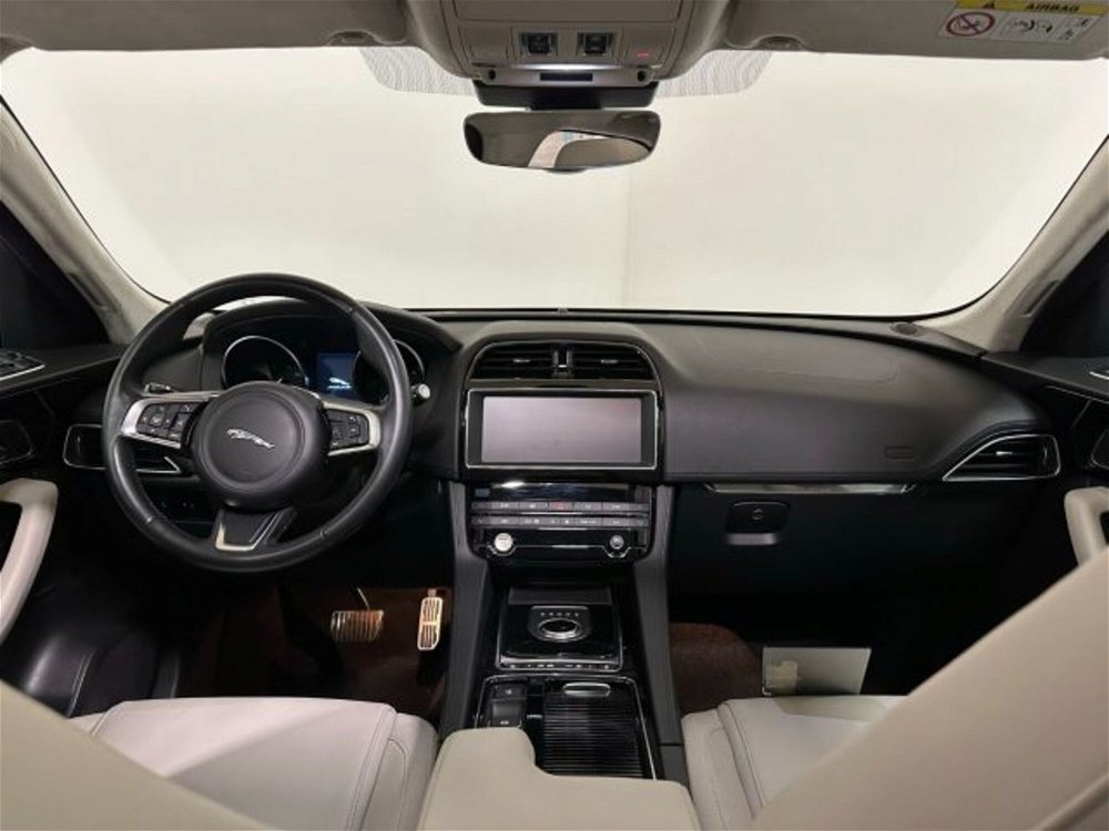 Jaguar F-Pace 2.0 D 240 CV AWD aut. Prestige  del 2019 usata a Novara (4)