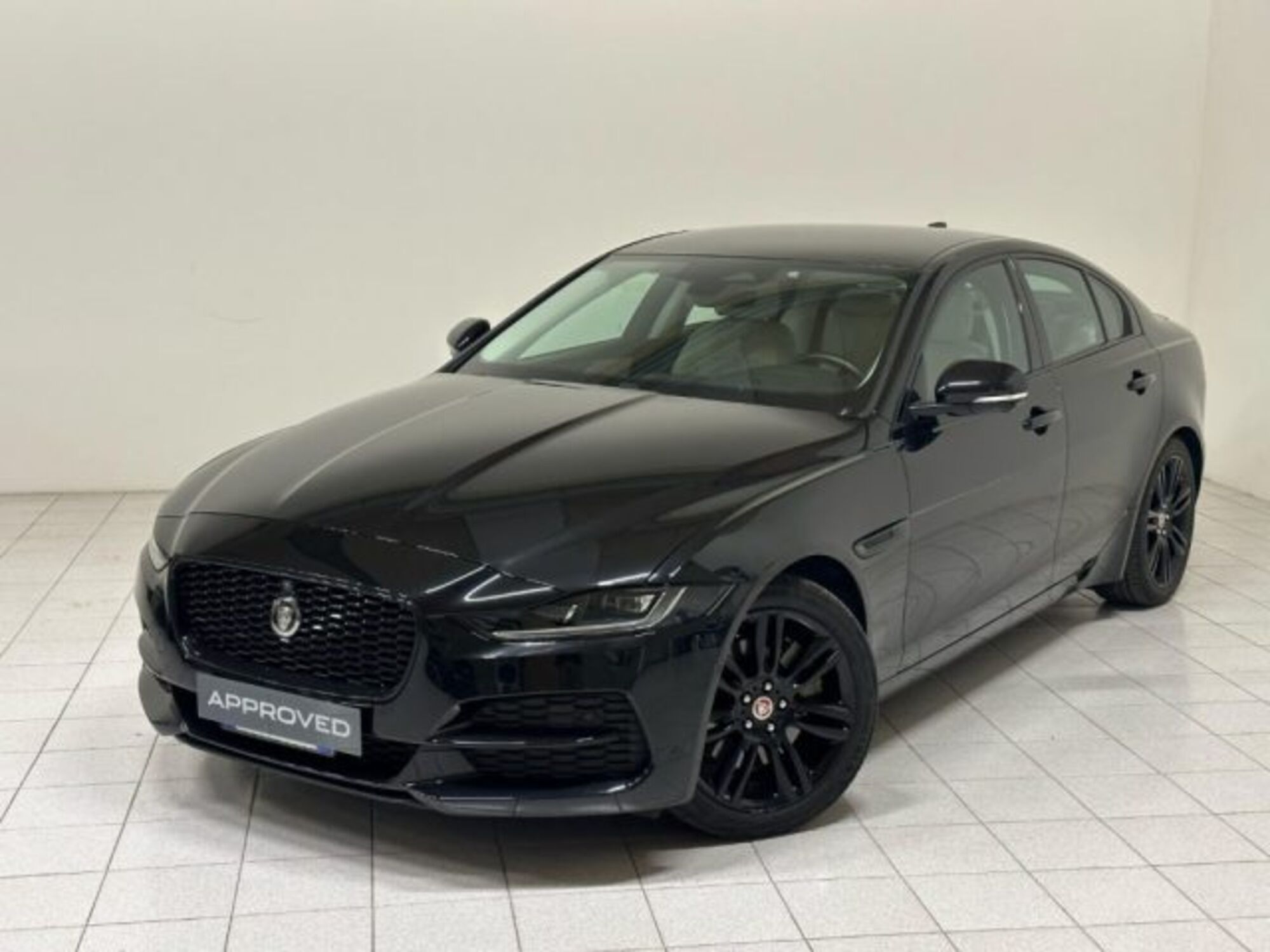 Jaguar XE 2.0 D 204 CV AWD aut. SE  del 2021 usata a Novara