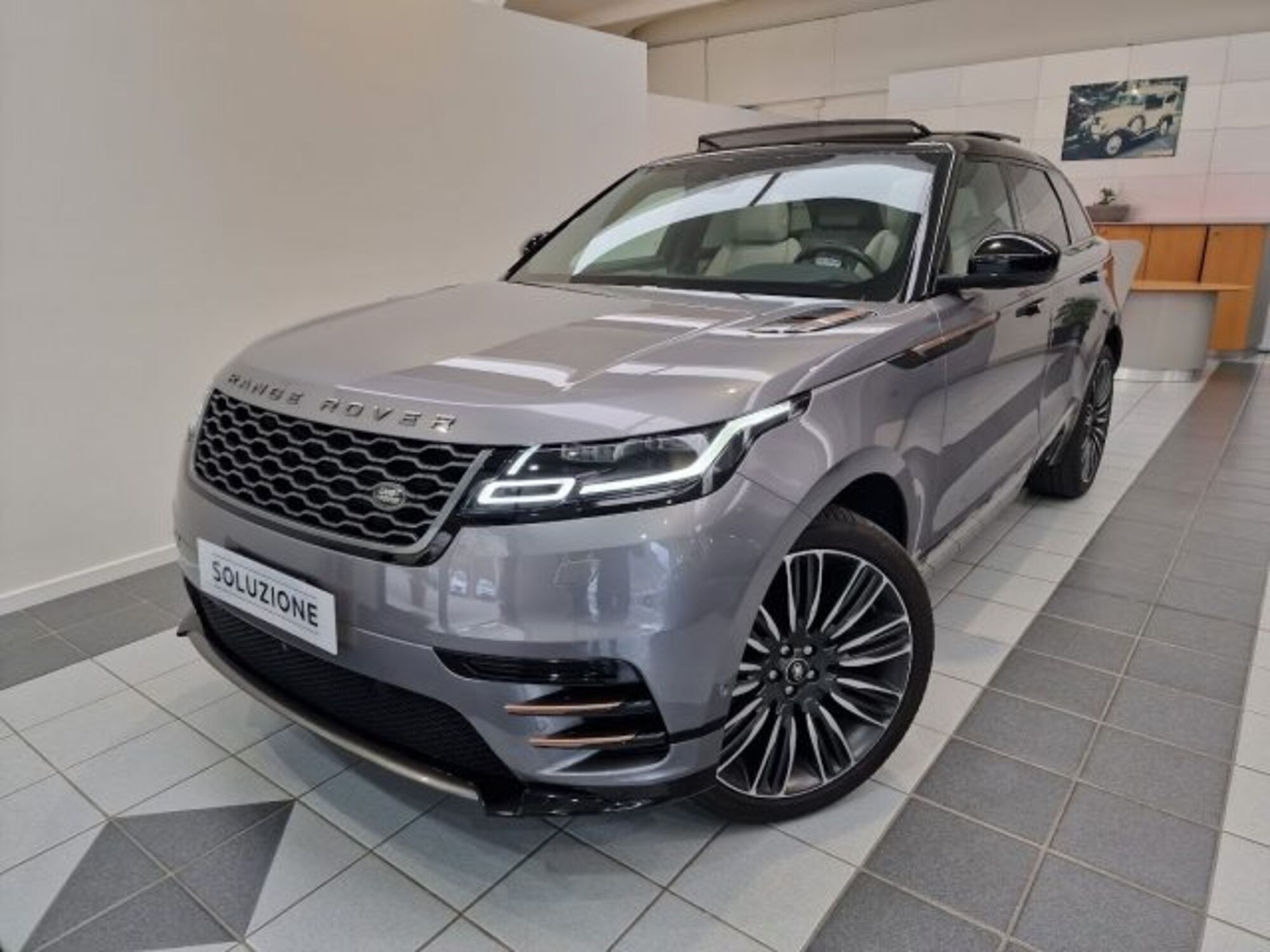 Land Rover Range Rover Velar 3.0D V6 300 CV R-Dynamic S  del 2020 usata a Novara