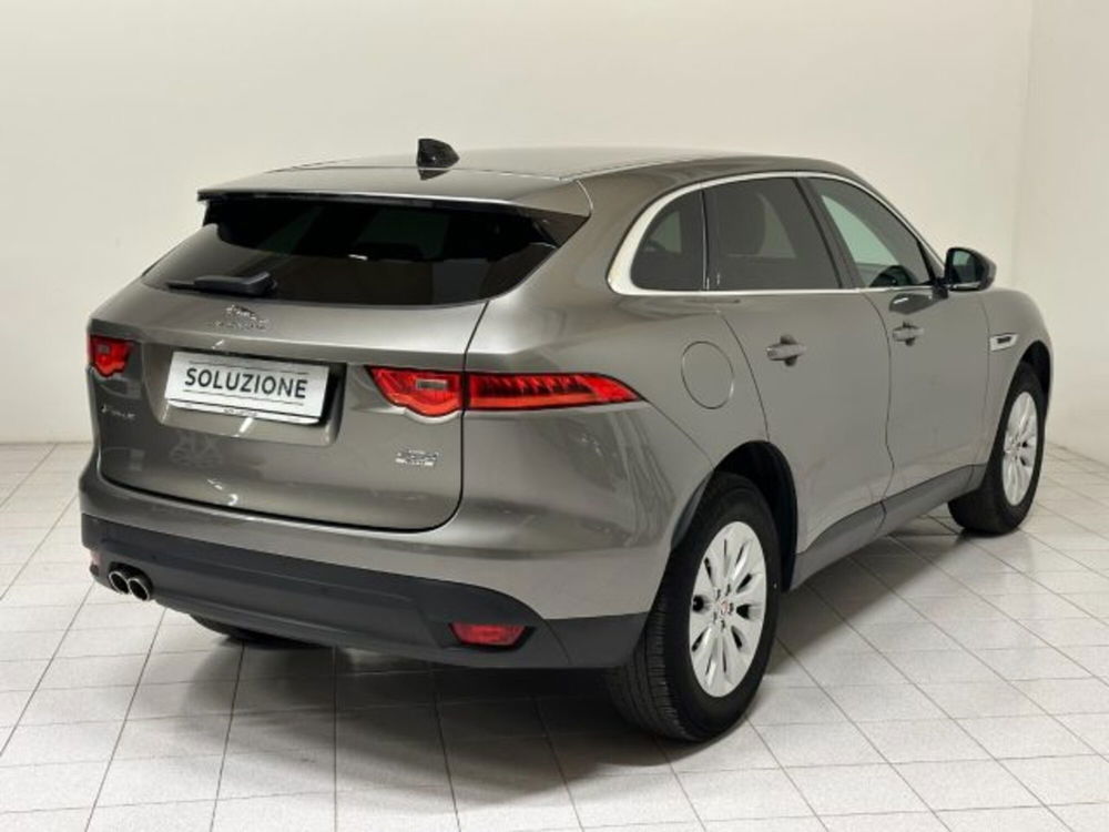 Jaguar F-Pace 2.0 D 180 CV AWD aut. Prestige  del 2019 usata a Novara (2)