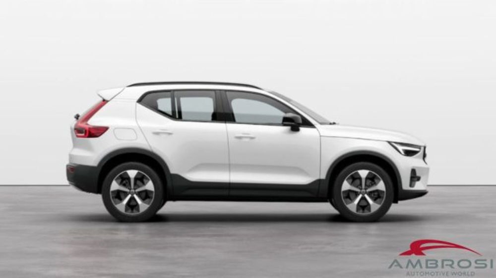 Volvo XC40 B3 automatico Ultimate Dark  nuova a Corciano (2)