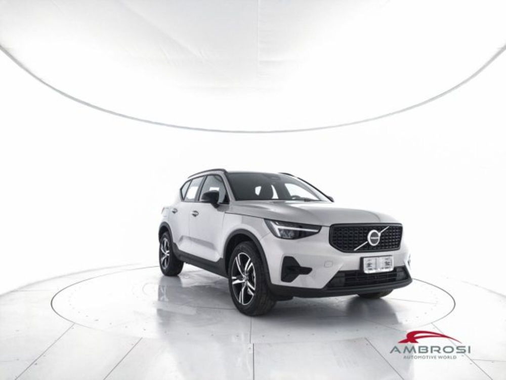 Volvo XC40 B3 automatico Ultimate Dark  nuova a Corciano (2)