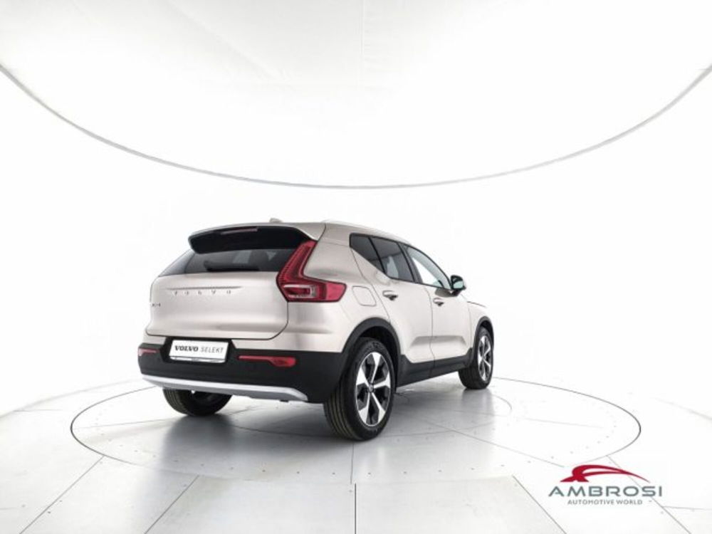 Volvo XC40 B3 automatico Ultimate Dark  nuova a Corciano (3)