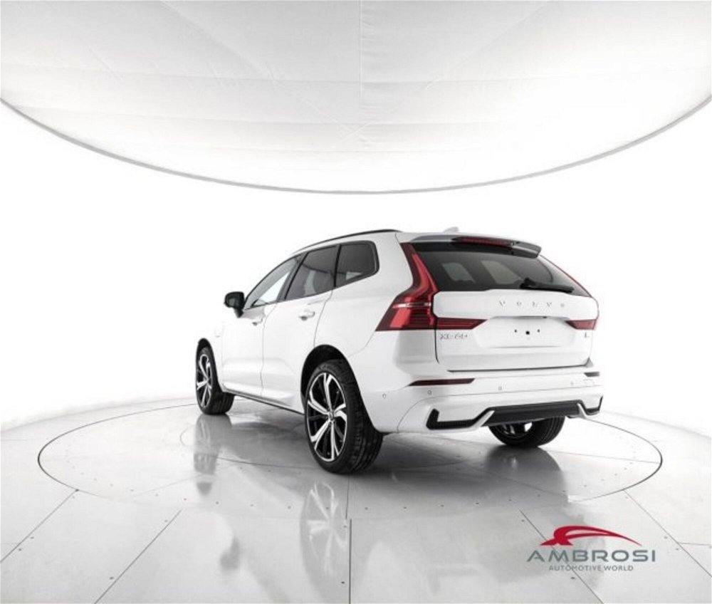 Volvo XC60 T6 Recharge AWD Plug-in Hybrid aut. Ultimate Dark nuova a Corciano (4)