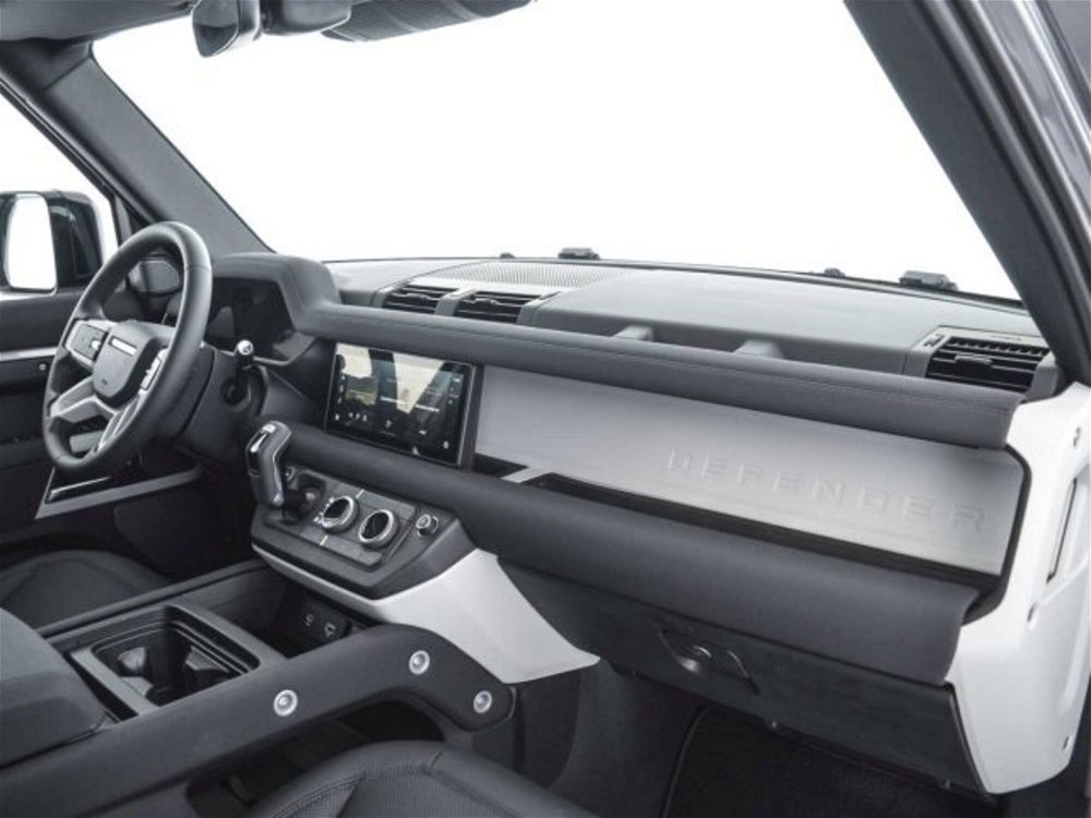 Land Rover Defender 110 2.0 Si4 300 CV AWD Auto X-Dynamic SE nuova a Corciano (3)