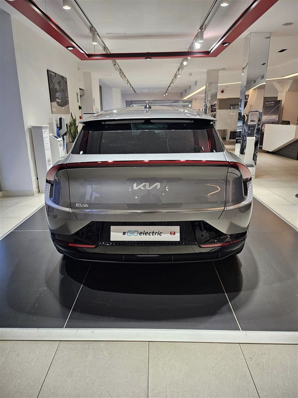 Kia EV6 77,4 kWh Air Special Edition awd del 2024 usata a Castellammare di Stabia (4)