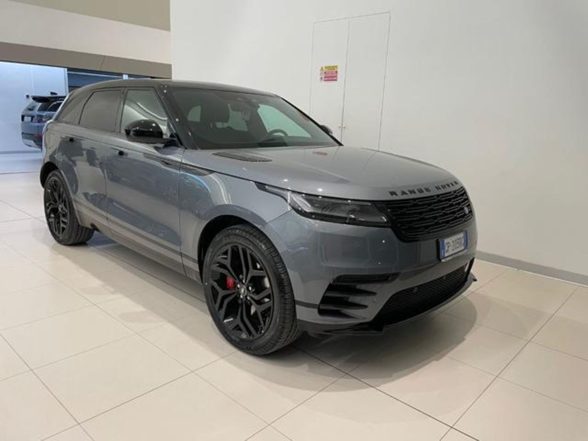 Land Rover Range Rover Velar 2.0D I4 204 CV R-Dynamic SE  del 2023 usata a Massarosa