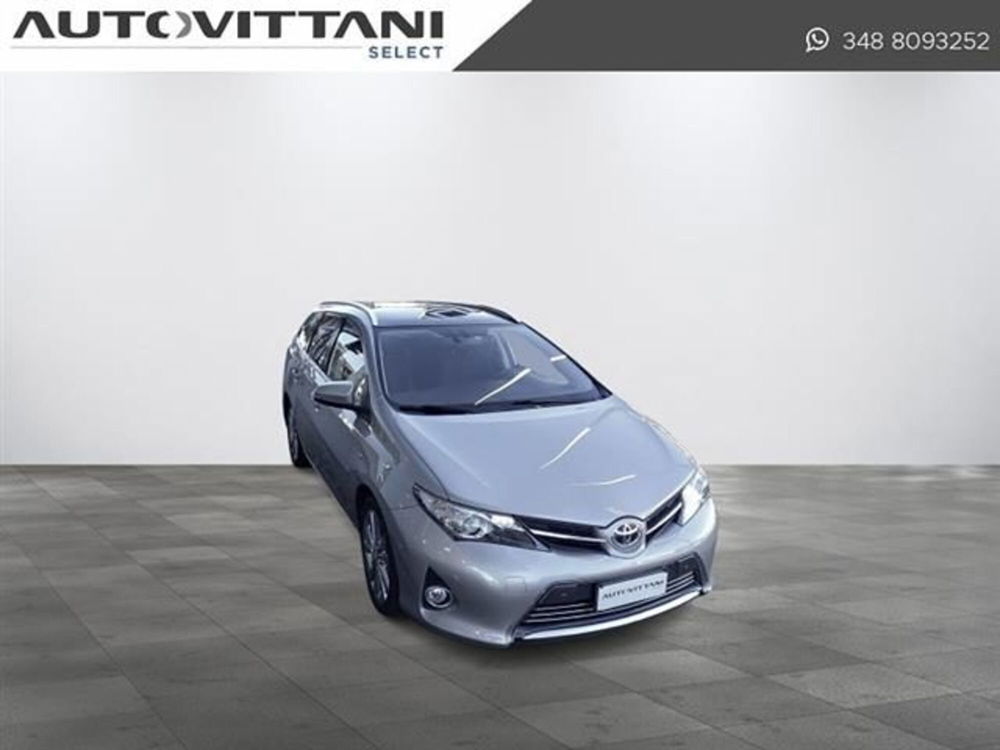 Toyota Auris Station Wagon 1.8 Hybrid Lounge  del 2015 usata a Como (3)