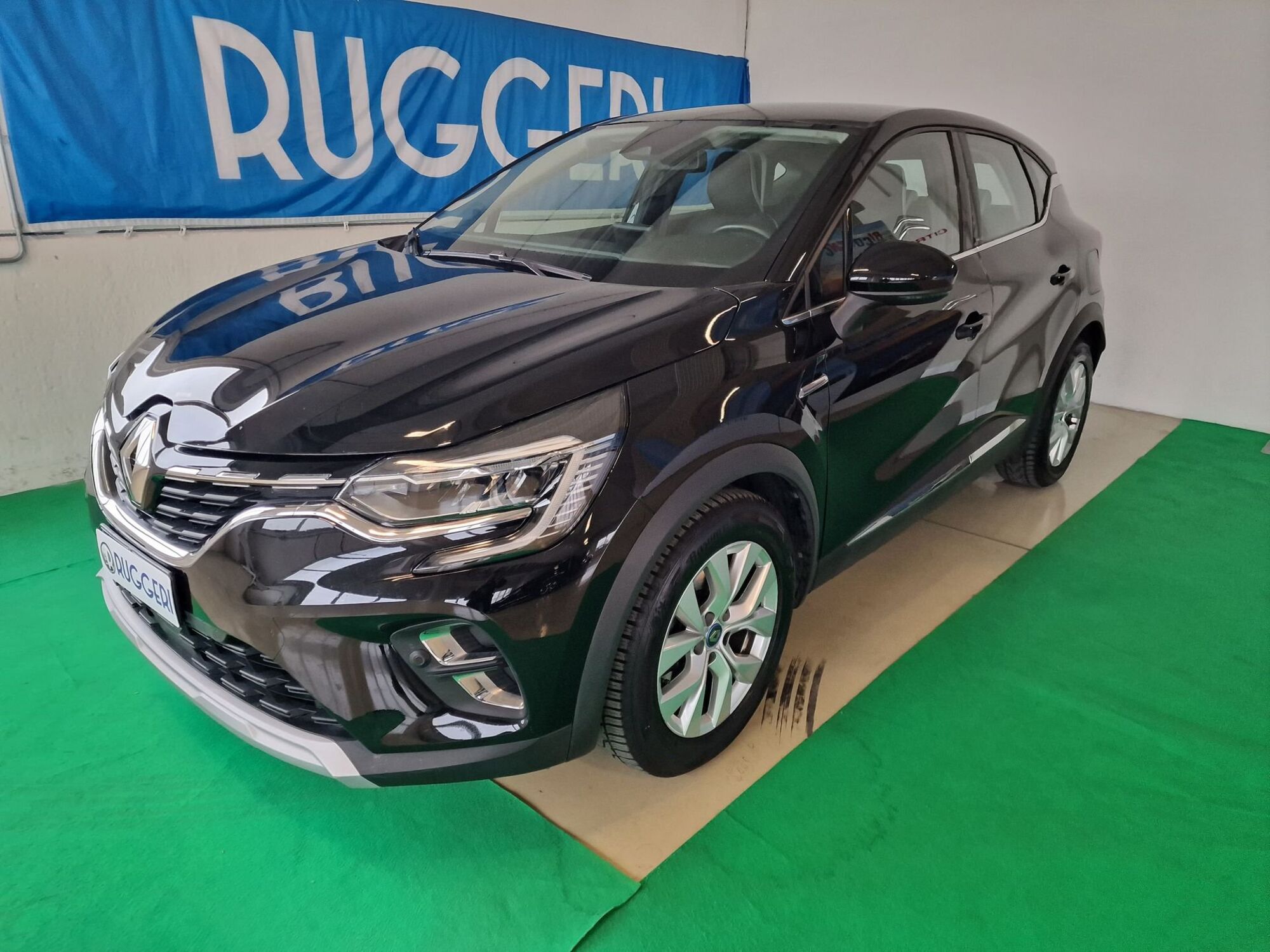 Renault Captur Plug-in Hybrid E-Tech 160 CV Intens  del 2021 usata a Rimini