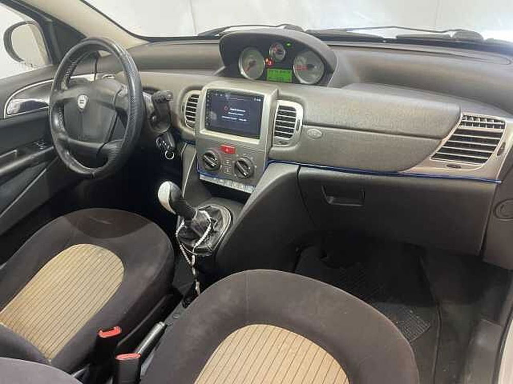 Lancia Ypsilon usata a Napoli (10)