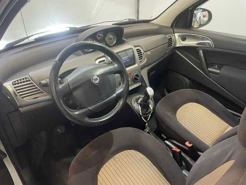 Lancia Ypsilon usata a Napoli (12)