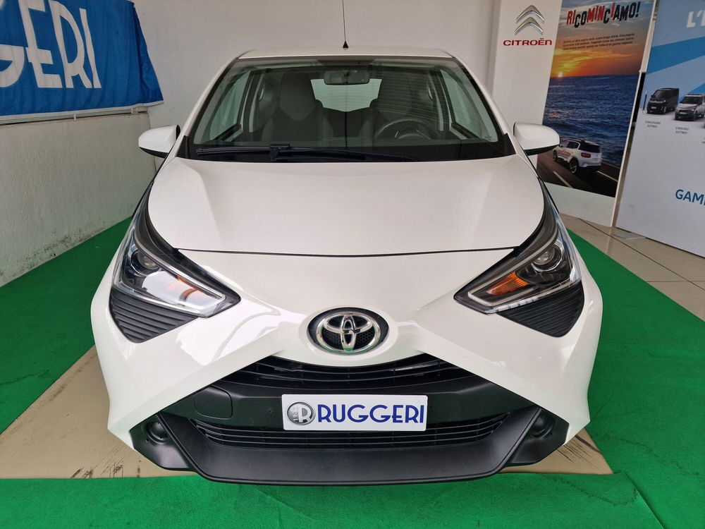 Toyota Aygo 1.0 VVT-i 69 CV 3 porte x-cool  del 2019 usata a Rimini (2)