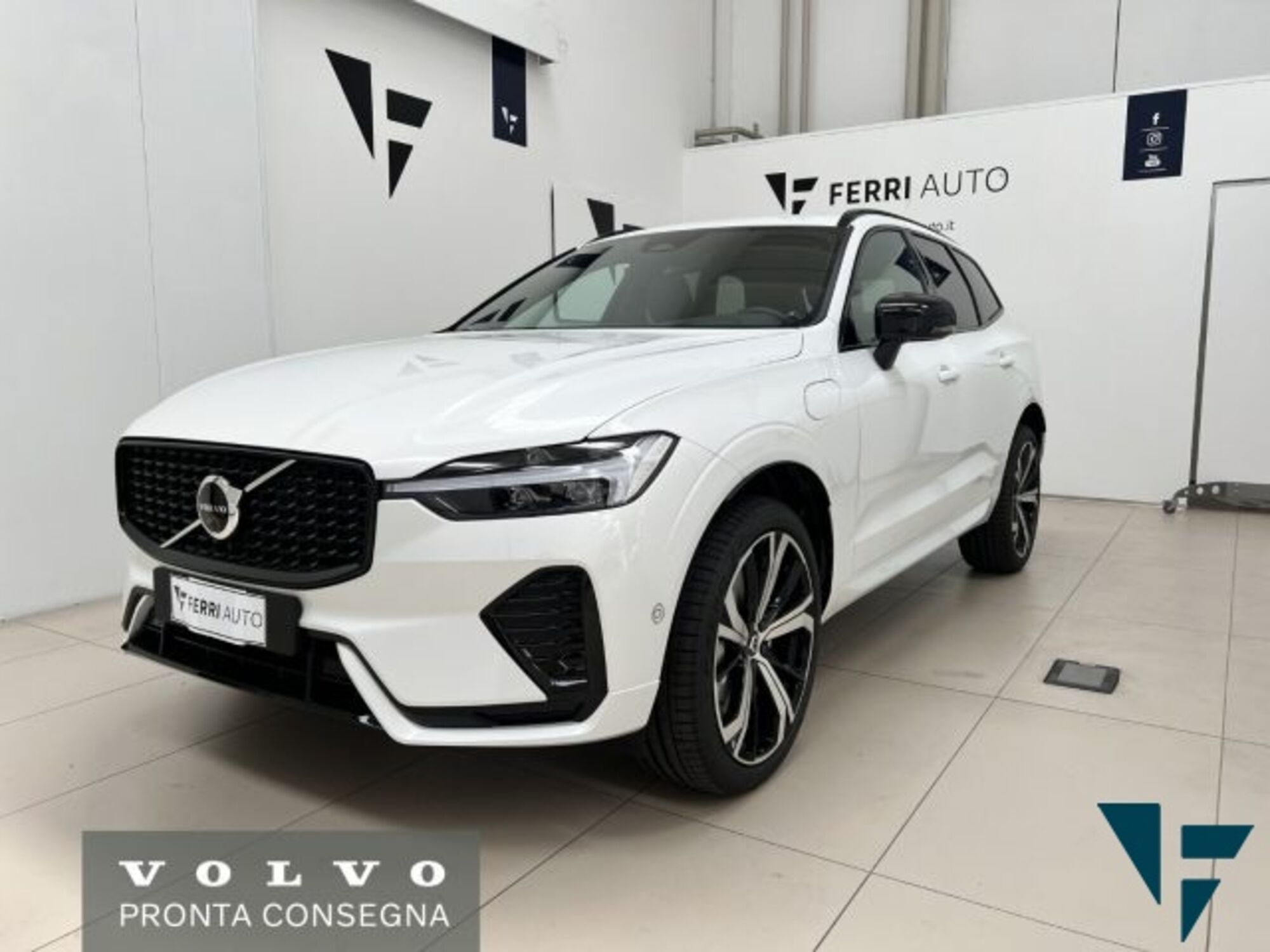 Volvo XC60 T6 Recharge AWD Plug-in Hybrid aut. Ultimate Dark nuova a Tavagnacco