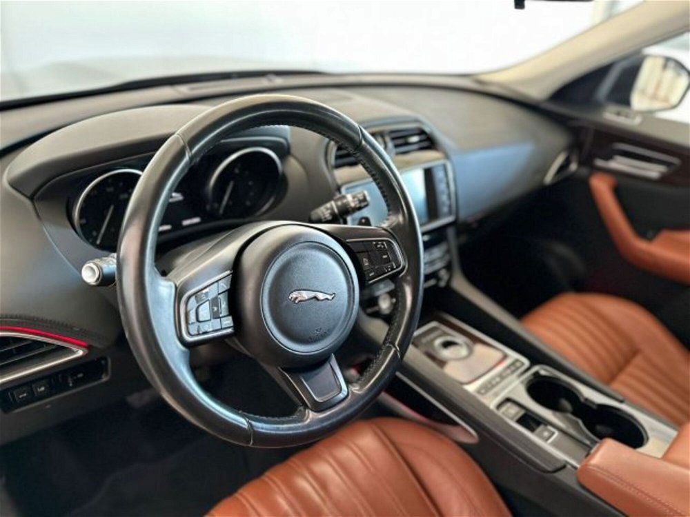 Jaguar F-Pace 2.0 D 180 CV AWD aut. Portfolio  del 2017 usata a Modena (3)
