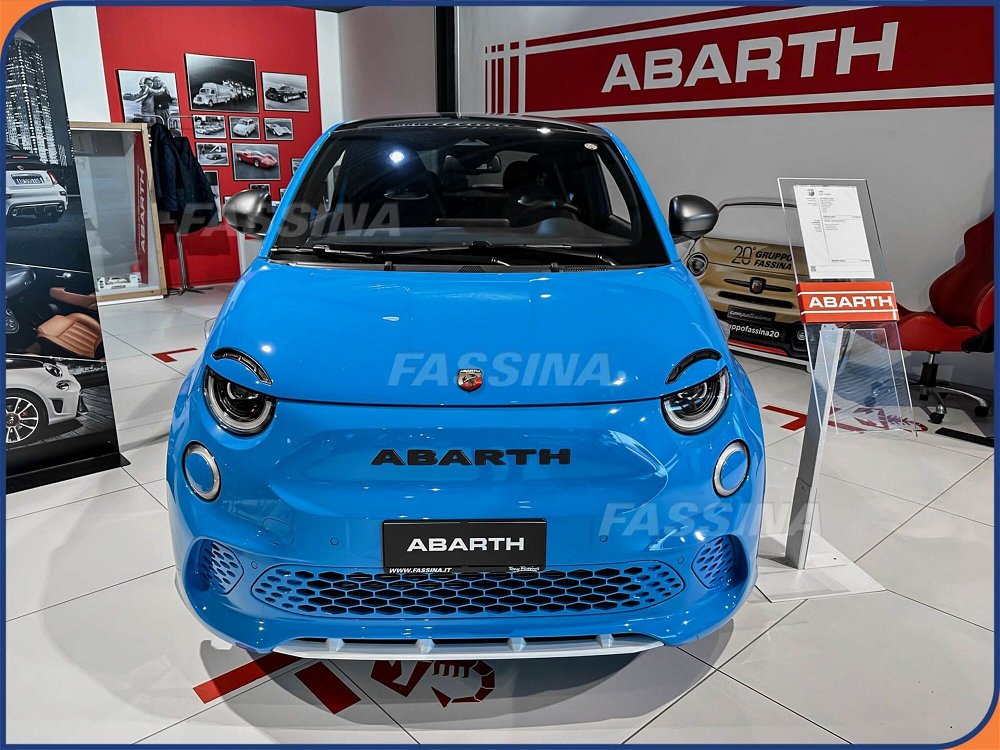 Abarth 500e Cabrio (2023-->>) nuova a Milano (2)