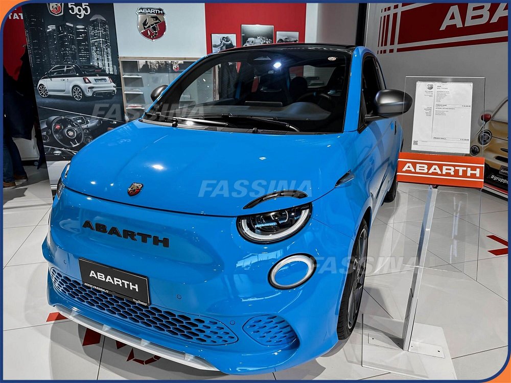 Abarth 500e Cabrio (2023-->>) nuova a Milano (3)
