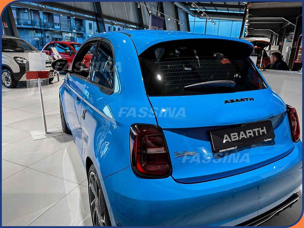 Abarth 500e Cabrio (2023-->>) nuova a Milano (4)