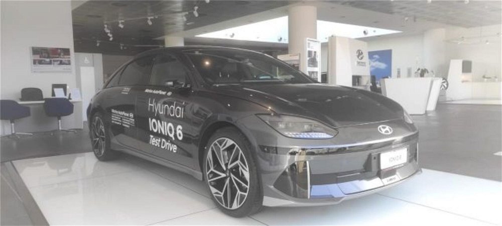 Hyundai Ioniq 6 77,4 kWh Evolution Tech Pack rwd nuova a Bari (4)