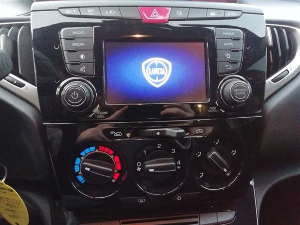 Lancia Ypsilon usata a Asti (14)