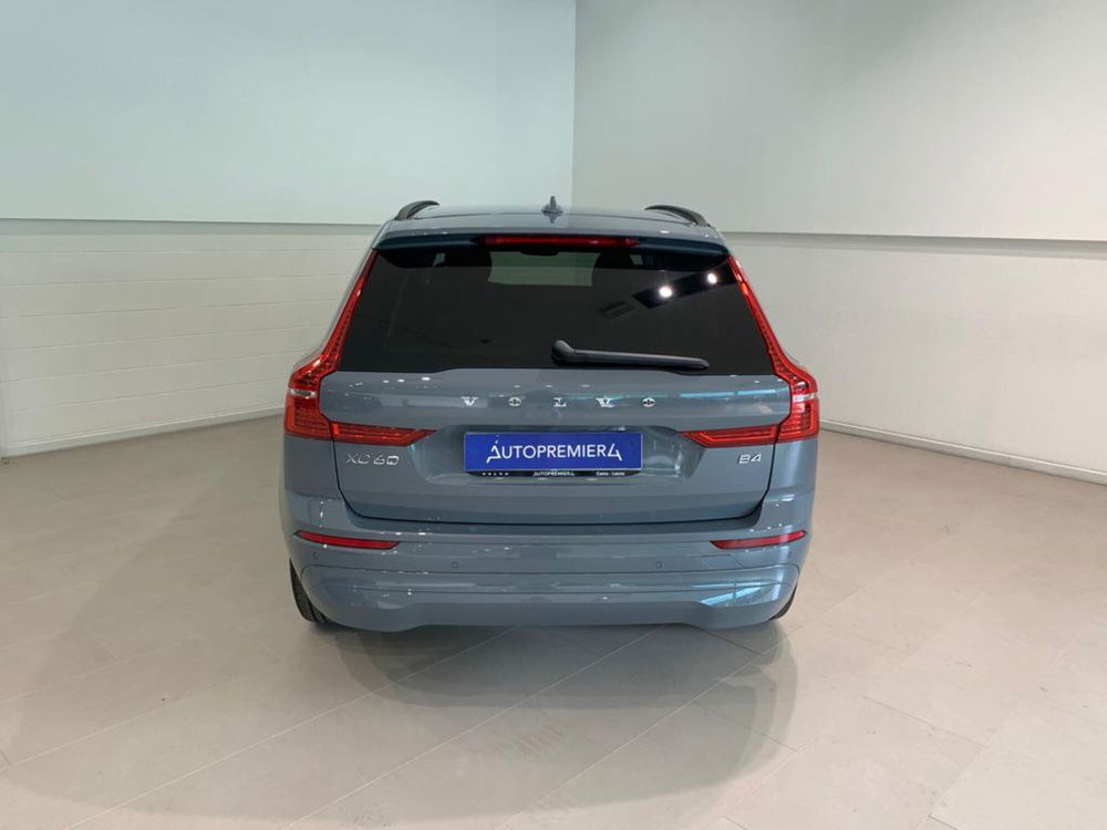 Volvo XC60 B4 automatico Core  nuova a Como (4)