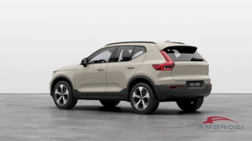 Volvo XC40 B3 automatico Plus Dark  nuova a Corciano (3)